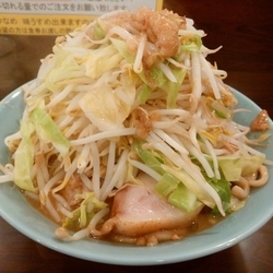 中ラーメン超極太麺変更+豚マシ+ヤサイアブラ普通