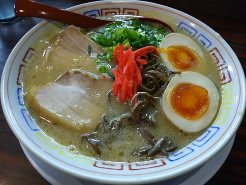 「【限定】トンコツラーメン　＋味玉：㋚券　＋替玉※ハリガネ」@煮干しらあめん 燕黒の写真