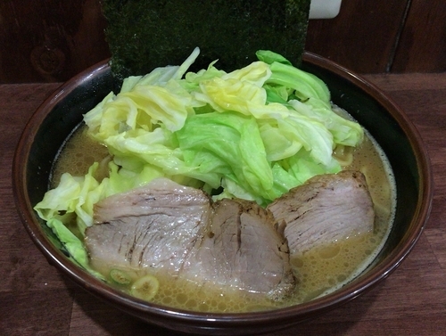 「ラーメン中＋キャベツ(780円＋150円)」@横浜家系 まるに家の写真