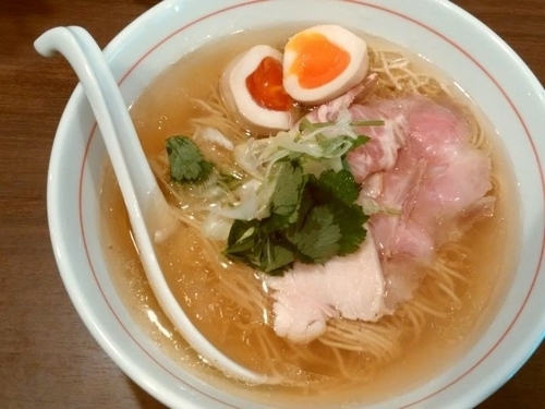 「ラーメン白＋玉子」@八咫烏の写真