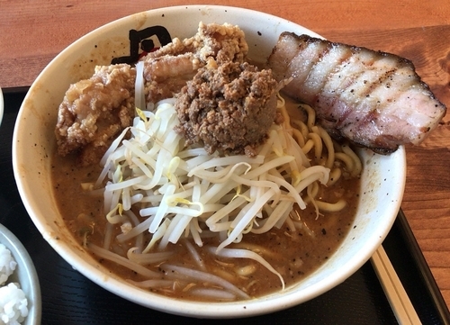 「がっつり肉味噌極濃厚味噌麺＋白ご飯(990円＋100円)」@丹行味素 北新横浜本店の写真