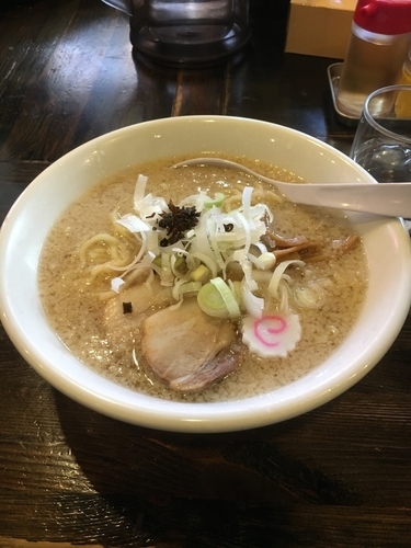 「中華麺 背脂」@支那そば きび 桃太郎外伝の写真