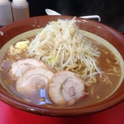 大ラーメン900g大蒜脂＋豚増し2個