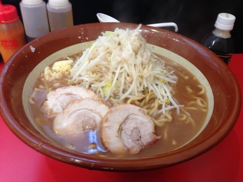 「大ラーメン900g大蒜脂＋豚増し2個」@鷹の目 獨協大学前本店の写真