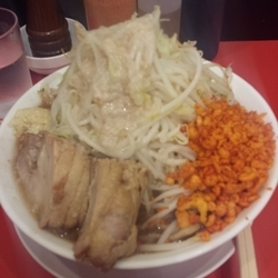 ラーメン(アブラ少し、他全増し)➕豚1枚