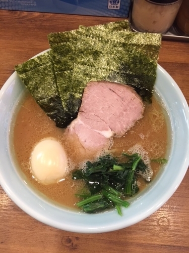 「ラーメン（油多め）＋味玉　通常価格750円」@横浜家系ラーメン 武虎家 目黒西小山店の写真