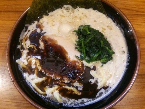 「黒家系ラーメン大（かため、薄め、多め）」@横浜家系ラーメン 壱角家 高崎店の写真