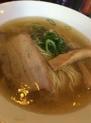 「淡麗鶏塩そば ７５０円 麺少なめ」@塩つけ麺 灯花の写真