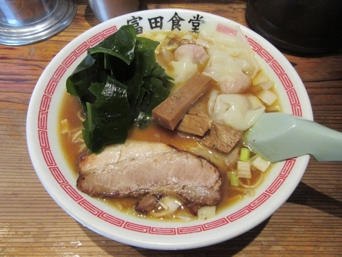 「わんたんそば（８５０円）」@松戸中華そば 富田食堂の写真