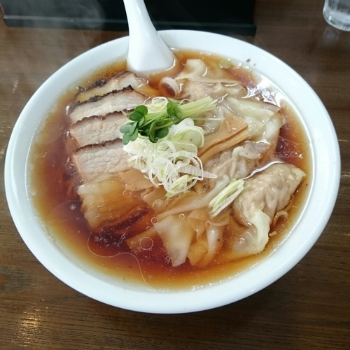 「チャーシュウ肉わんたんそば 黒  @800円」@中華そば カリフォルニアの写真