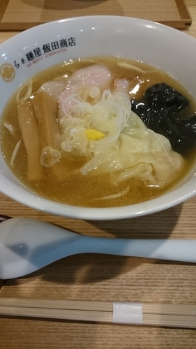 「わんたん入りにぼしらぁ麺」@飯田商店 湯河原本店の写真