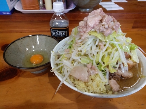 「ラーメン豚増し+生卵（アブラ、ショウガ）」@ラーメン 滋悟郎の写真