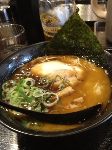 「黒だるまラーメン¥780+サービス黒烏龍茶」@だるまのめ 狛江店の写真