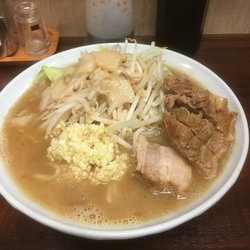 豚入りラーメン にんにく 背脂 しょうゆ ¥800