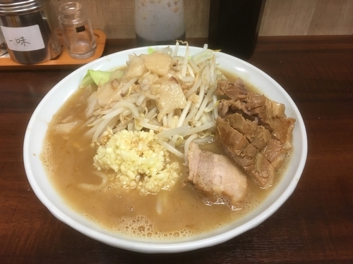 「豚入りラーメン にんにく 背脂 しょうゆ ¥800」@ラーメン 栄の写真