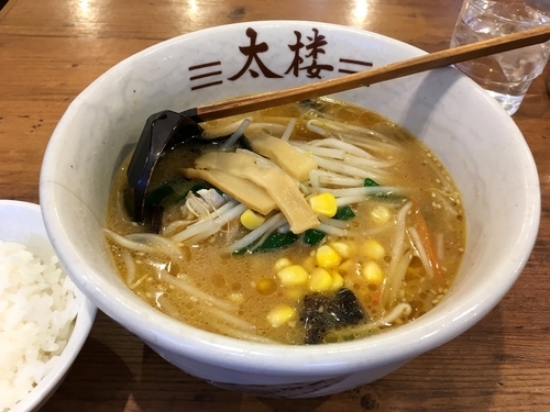 「味噌ラーメン＋半ライス（サービス）」@中華 麺・飯 太楼 新丸子店の写真