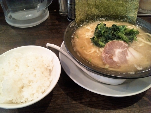 「豚骨醤油らーめん（680円）+終日無料ライス」@神保家の写真