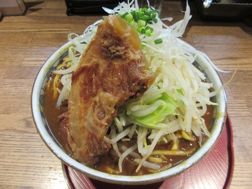 「限定　赤みそラーメン豚バラ軟骨のせ（９５０円）＋大盛＋葱」@らー麺屋 バリバリジョニーの写真