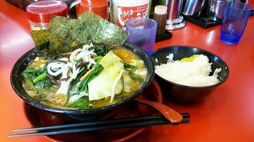 「らーめん（固め・濃め）+野菜畑+ライス」@環2家の写真