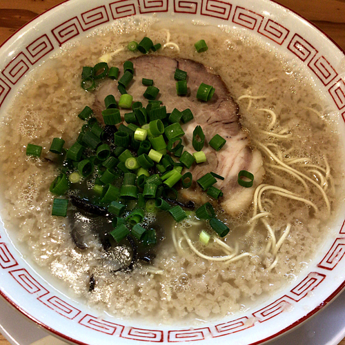 「博多ラーメンこってり（粉落とし）650円半ライス100円」@博多屋台の写真