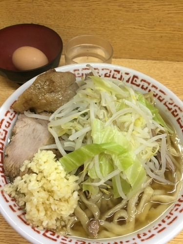 「小 野菜少なめ ニンニク 生卵」@ラーメン二郎 環七新新代田店の写真