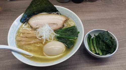 「海の塩中華そば味玉800円ほうれん草100円」@東大和ラーメン大冬樹Season2の写真