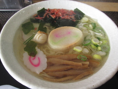 「鯛だしの塩らーめん+ワカメ　「750円+ｻｰﾋﾞｽ」」@宗谷岬 間宮堂の写真