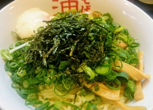 「油そばW盛+温泉卵＋青ネギ」@東京麺珍亭本舗 鶴巻町店の写真