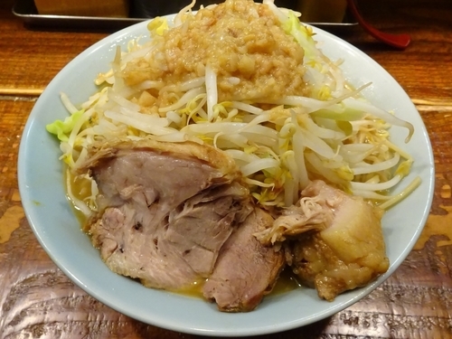 「中ラーメン（750円）」@立川マシマシの写真