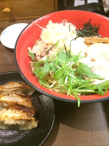 「チーズ温玉油そば+餃子」@釜炊きとんこつ 品川製麺所 新宿2丁目店の写真