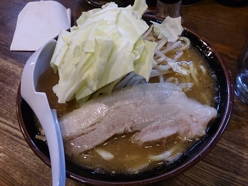 「いつもの豚骨味噌 生ｷｬﾍﾞﾂ50円分ﾄｯﾋﾟﾝｸﾞ」@らあめん 寸八 総本店の写真