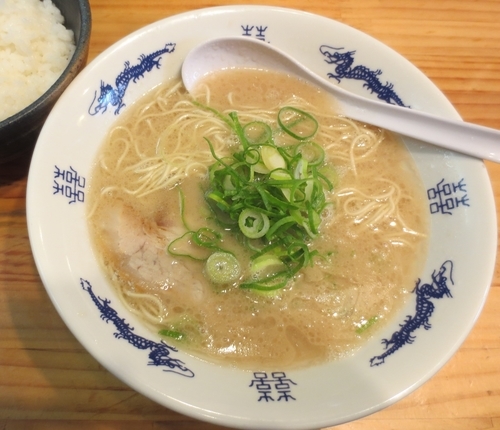 「ラーメン＋サービスライス（中）650円」@博多ラーメンセンターの写真