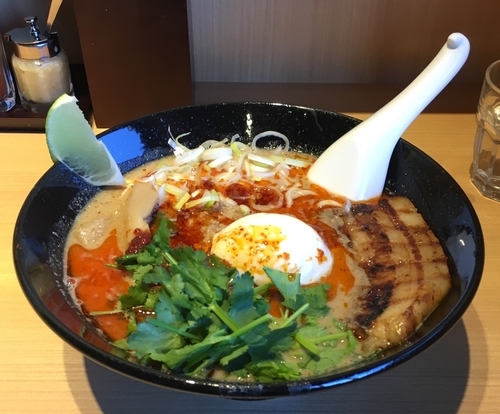 「特製パクチー担々麺」@頑者NEXT LEVEL アクアシティお台場店の写真