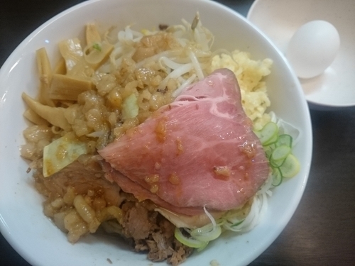 「油そば（小）￥800＋ローストポーク￥100＝￥900」@ラーメンどでん 大宮店の写真