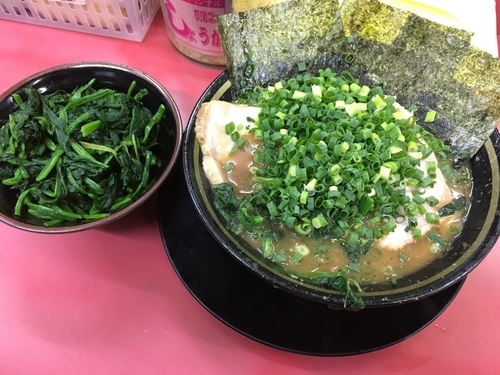 「チャーシューメン+万能ねぎ+純正ほうれん草」@王道家の写真