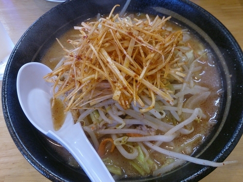 「みそ 2辛 赤ネギ50円ﾄｯﾋﾟﾝｸﾞ」@らぁめん 鶏支那屋の写真