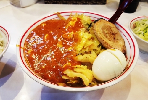 「蒙古タンメン+野菜大盛り+ねぎ+チャーシュー+カット茹で玉+」@蒙古タンメン 中本 大宮店の写真