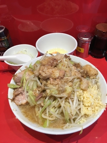 「小豚全部ニンニク多め白ネギ生卵」@ラーメン二郎 西台駅前店の写真