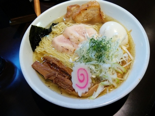 「特製淡麗中華そば」@中華そば 輝羅の写真