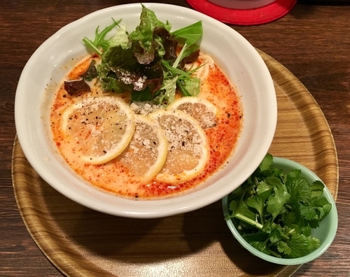 「檸檬酸辣湯麺【限定】1080円+パクチーLOVE 150円」@カントナの写真