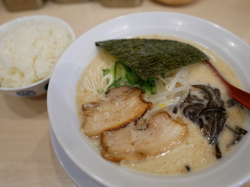 「細麺 白 粉落とし＋替え玉 ハリガネ＋サービスライス」@天然の味 大塚らーめんの写真