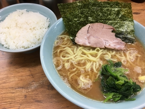 「とんこつ醤油ラーメン+中+無料ライス」@横浜ラーメン 武蔵家 志木店の写真