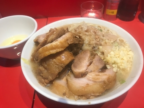 「小豚(ニンニク、アブラ)＋生玉子900円」@ラーメン二郎 西台駅前店の写真