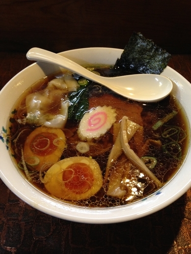 「ワンタンメン  煮たまご70円」@みみずくの写真