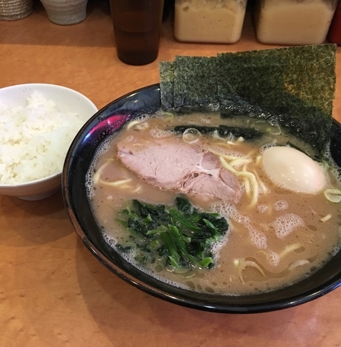 「ラーメン並＋味玉＋半ライス（￥850）」@横浜らーめん 寿三家の写真