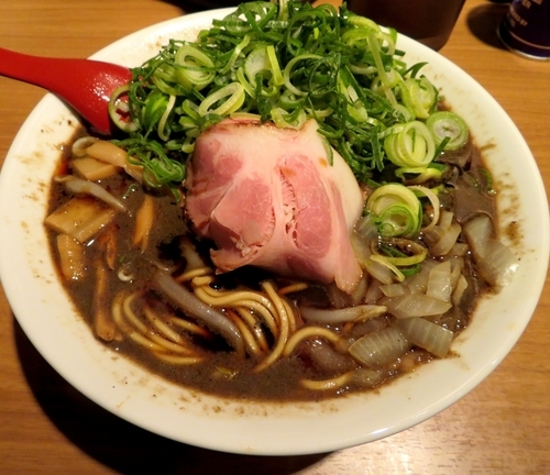 「煮干し中華そば＋九条ネギ(900円）」@新福菜館 伊勢佐木町店の写真