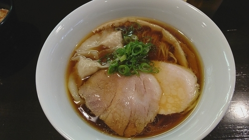 「醤油らぁ麺　ワンタン2個」@らぁ麺 すぎ本の写真