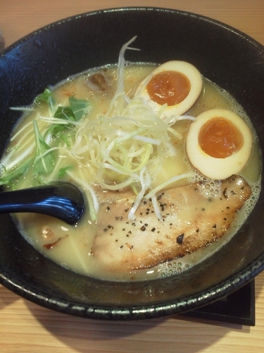 「香味らぁめん700円＋味玉100円」@RAMEN TOMIRAI 横浜伊勢佐木町店の写真
