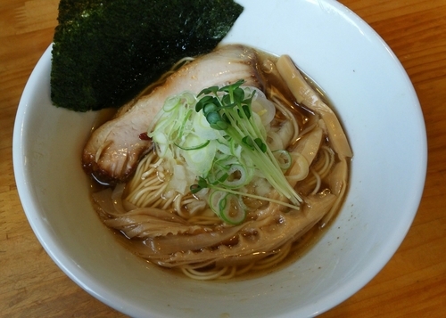 「秋刀魚中華そば　醤油　750円」@つけ麺 弥七の写真