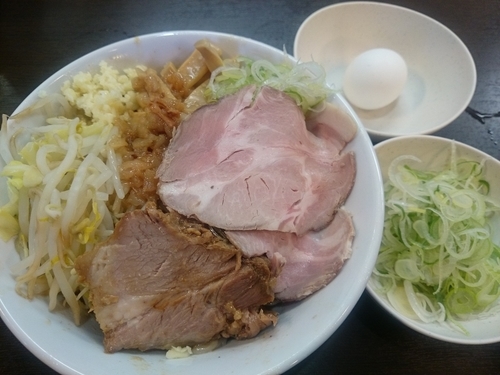 「油そば（小）＋ローストポーク＋小口ネギ×2＝￥1000」@ラーメンどでん 大宮店の写真